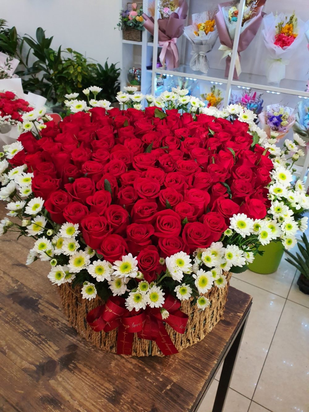 100 red roses basket, heart shape